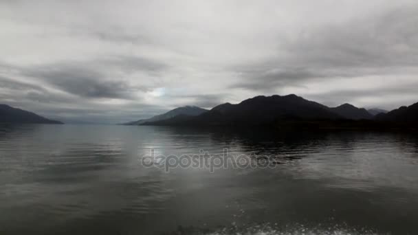 Kusten av havet och grön bergsutsikt från båt i Patagonien Argentina. — Stockvideo