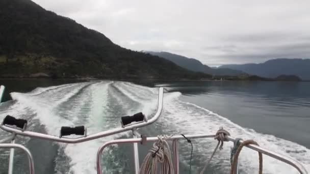 Côte de l'océan et vue verdoyante sur la montagne depuis le bateau en Patagonie Argentine . — Video