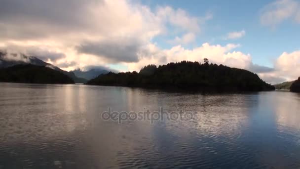 A csónak, Patagónia Argentína-óceán és a zöld hegyekre partja. — Stock videók