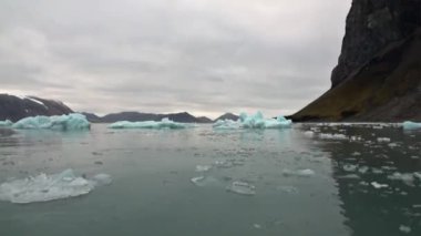 Buzlar dağı'nda Svalbard Arktik Okyanusu su arka plan üzerinde hareket.