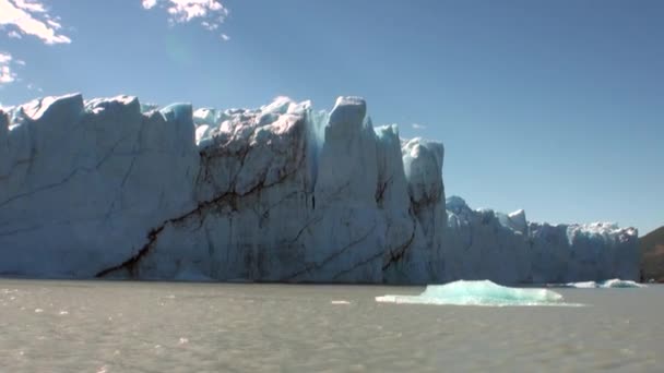Côte de pierre vue sur la montagne sur l'océan en Patagonie Argentine . — Video