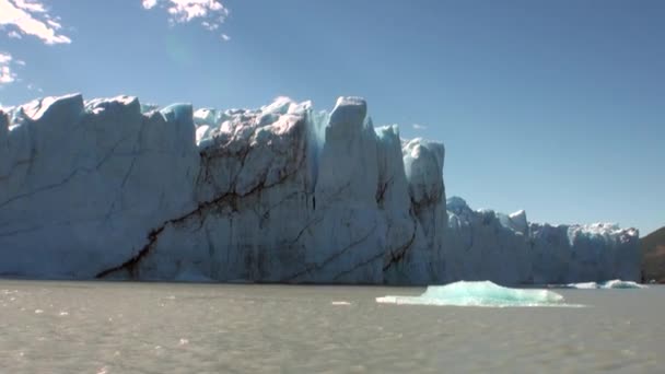 Kusten av stone mountain view på oceanen i Patagonien Argentina. — Stockvideo