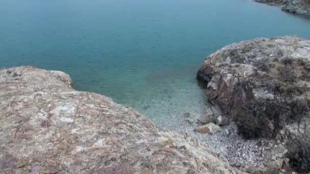 Costa de piedra vista montaña en el océano en Patagonia Argentina . — Vídeos de Stock