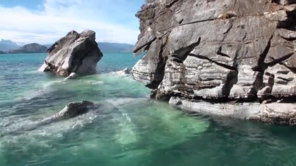 Costa di pietra vista montagna sull'oceano in Patagonia Argentina . — Video Stock