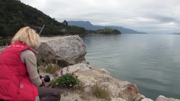 Küste von Stein Bergblick auf das Meer in Patagonien Argentinien. — Stockvideo