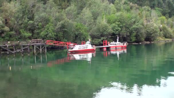 Ακτή της πέτρας στο βουνό θέα στον ωκεανό στην Παταγονία Αργεντινή. — Αρχείο Βίντεο