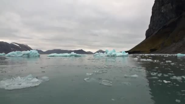 Flytta isflak på bakgrund av berg på vattnet i Arktiska oceanen i Svalbard. — Stockvideo