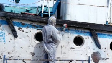 Onarım işlemi Tersanesi, metal boya kapalı çalışma insanlar gözyaşı.