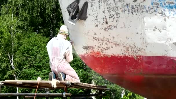 Working people tear off paint grinding wheel in repairs process at shipyard. — Stock Video