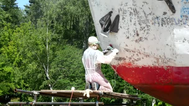 Les travailleurs arrachent la peinture sur le métal dans le processus de réparation au chantier naval. — Video