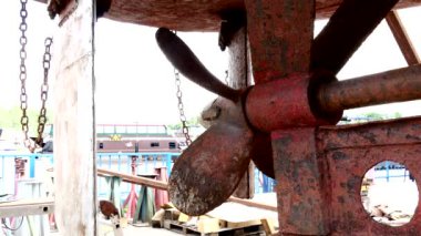 Pervane eski paslı metal bağlantı noktası Moskova tersanesinde gemi.