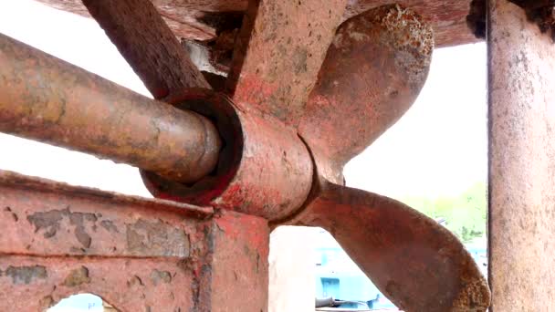 Ship propeller old rusty metal at shipyard in port of Moscow. — Stock Video