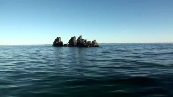 Skały kamień wśród wodnisty powierzchni Oceanu Arktycznego na nowej ziemi. — Wideo stockowe