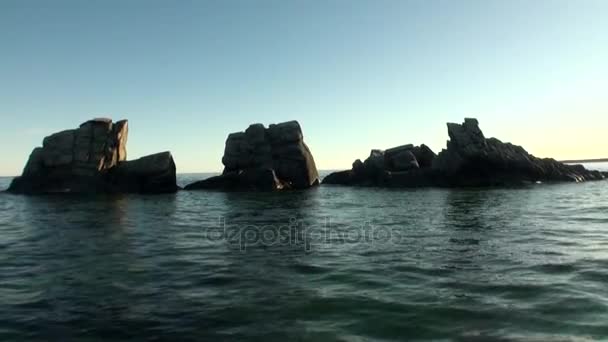 Rocas de piedra entre la superficie acuosa del Océano Ártico en la Nueva Tierra . — Vídeo de stock