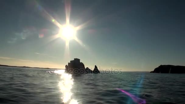 Heldere stralen van de zon in hemel weerspiegeld in water van de Noordelijke IJszee op de nieuwe aarde. — Stockvideo