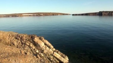 Sahil ve Kuzey buz denizi yeni dünya'nın yüzey temiz temizlemek su kar.