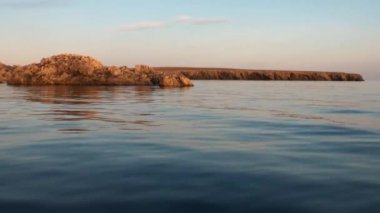 Yeni Dünya Vaigach adasında Arktik Okyanusu Sahili ve günbatımı ve su yüzeyine.