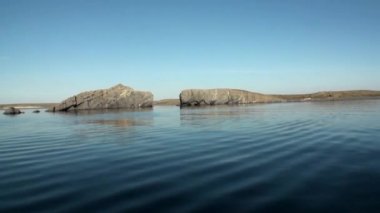 Taş kayaların arasında New Earth Vaigach adasında Arktik Okyanusu su yüzeyi.