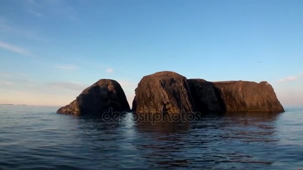 Πέτρα πέτρες μεταξύ νερό επιφάνεια του Αρκτικού Ωκεανού στη νέα γη. — Αρχείο Βίντεο