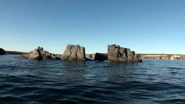 Taş kayaların arasında yeni dünya sulu Arktik Okyanusu yüzeyinde.