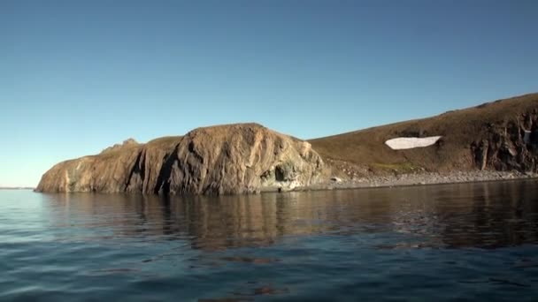 Kust en oppervlak water van de Noordelijke IJszee op de nieuwe aarde. — Stockvideo