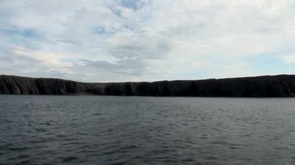 Pobřeží a západ slunce a vody povrch ledového oceánu na New Earth Vajgač. — Stock video