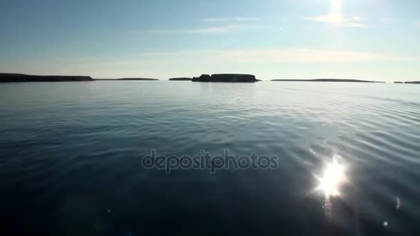 Bright rays of sunset in sky reflected in water surface of Arctic Ocean. — Stock Video
