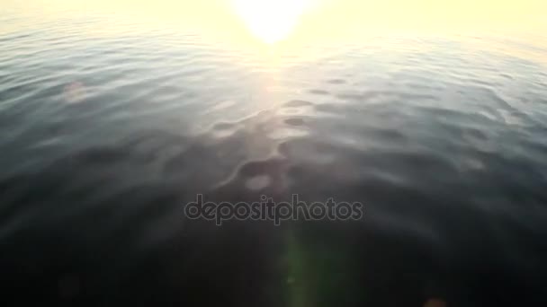 Ljusa strålar av solnedgång himlen speglas i vattenytan av ishavet. — Stockvideo
