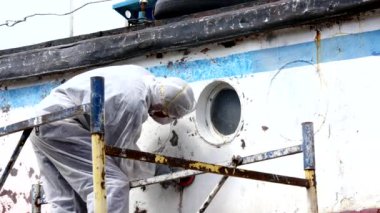 Onarım işlemi Tersanesi, metal boya kapalı çalışma insanlar gözyaşı.