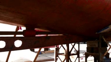 Bir geminin paslı metal bağlantı noktası Moskova tersanesinde alt kısmı.