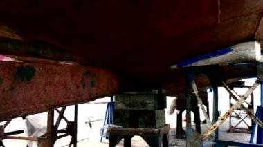 Bir geminin paslı metal bağlantı noktası Moskova tersanesinde alt kısmı.