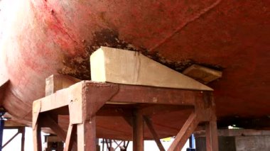 Bir geminin paslı metal bağlantı noktası Moskova tersanesinde alt kısmı.