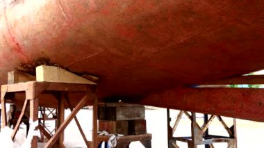 Bir geminin paslı metal bağlantı noktası Moskova tersanesinde alt kısmı.