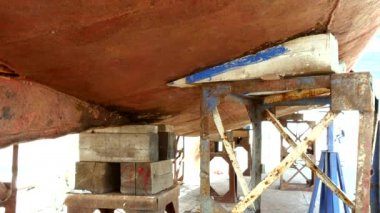 Bir geminin paslı metal bağlantı noktası Moskova tersanesinde alt kısmı.