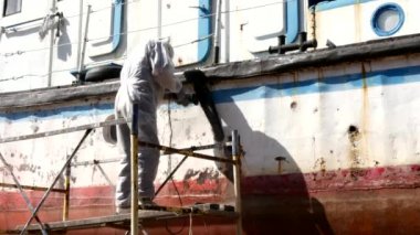 Onarım işlemi Tersanesi, metal boya kapalı çalışma insanlar gözyaşı.