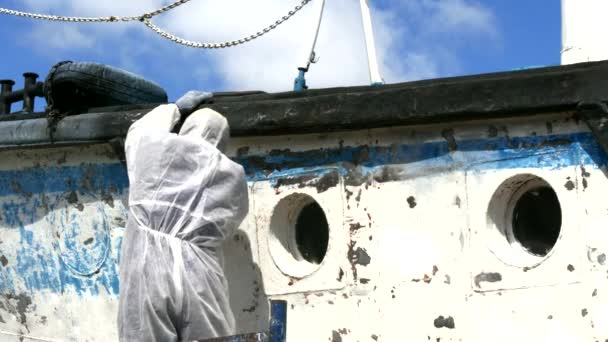 Trabajadores arrancan rueda de molienda de pintura en el proceso de reparación en el astillero . — Vídeo de stock