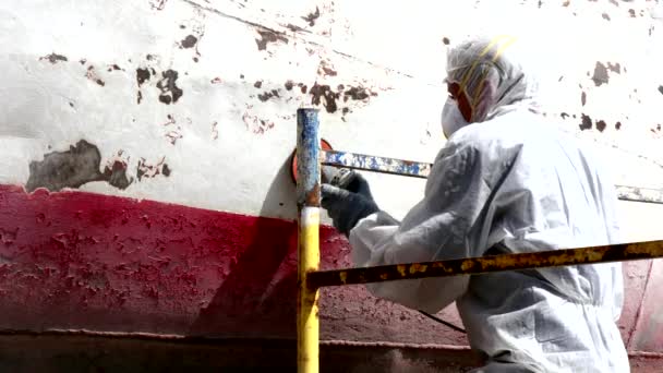 La gente feriale strappa la vernice su metallo in processo di riparazione a cantiere navale . — Video Stock