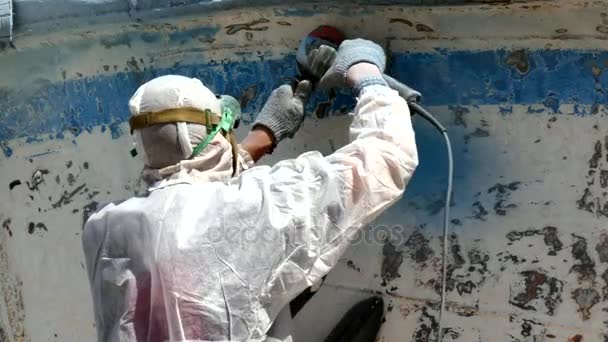 Arbetande människor slita av färg i reparationer av floden fartyg på varvet. — Stockvideo