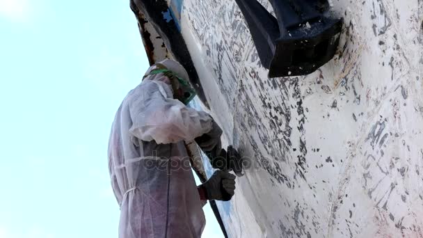 Arbetande människor Riv paint slipskiva pågår reparationer på varvet. — Stockvideo