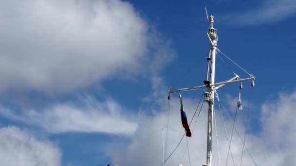 Les travailleurs arrachent de la peinture dans le processus de réparation des navires fluviaux au chantier naval .