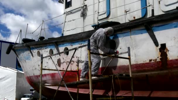 Trabajadores arrancan pintura sobre metal en proceso de reparación en astillero . — Vídeos de Stock