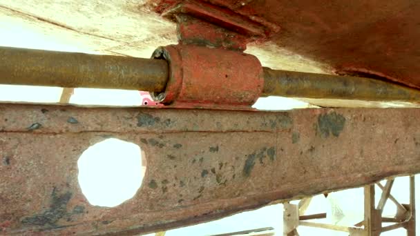 Onderste deel van het schip roestig metaal op scheepswerf in haven van Moskou. — Stockvideo