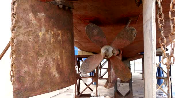 Hélice de barco viejo metal oxidado en el astillero en el puerto de Moscú . — Vídeo de stock