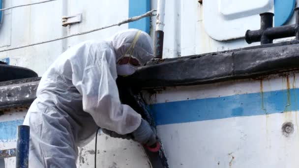 劳动人民撕下造船厂在修理过程中金属漆. — 图库视频影像