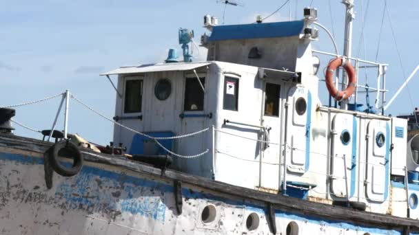 Antiguo barco oxidado en el astillero en el puerto de Moscú . — Vídeo de stock