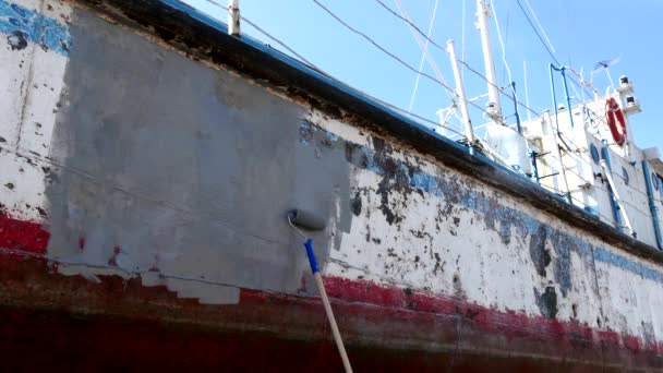Arbeiter bemalt Grundierung Metall von alten rostigen Schiff auf Werft im Hafen von Moskau. — Stockvideo