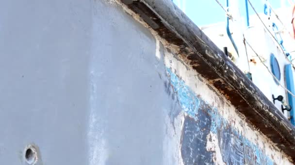 Працівник фарби грунтовка металу старий іржавий корабель на верфі в порту Москви. — стокове відео