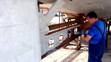 Alt boya metal eski paslı gemi tersanesinde Moskova bağlantı noktası.