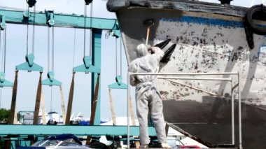 Alt boya metal eski paslı gemi tersanesinde Moskova bağlantı noktası.
