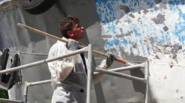 Alt boya metal eski paslı gemi tersanesinde Moskova bağlantı noktası.